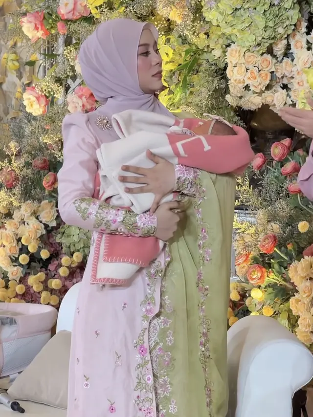 Lesti Kejora saat Akikah Putri ke-3 Nya dibalut serba pink. [@ayungberinda]