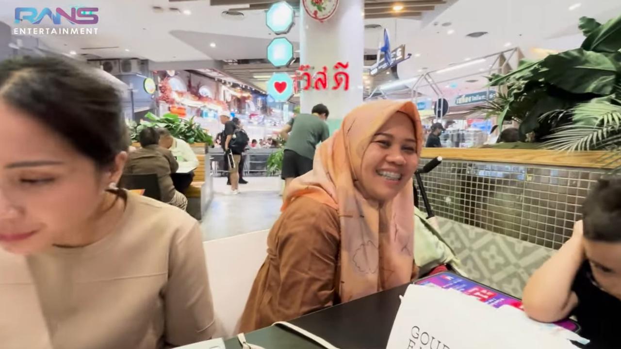 Temani Nagita Slavina Makan, Potret Cantik Sus Rini Manglingi Bikin Salfok saat di Bangkok - Dapat Banyak Pujian
