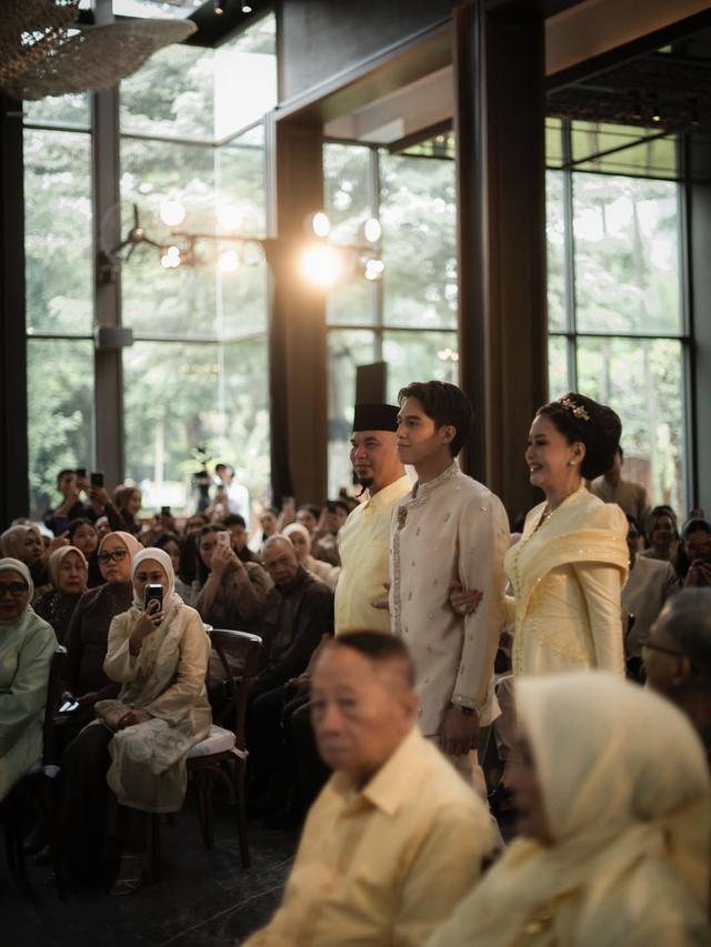 Resmi lamaran, intip 6 potret pertunangan Syifa Hadju dan El Rumi yang elegan dan hangat