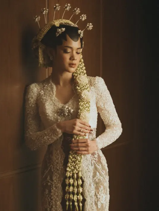 <p>Ternyata, alasannya adalah karena dia teringat pesan bijak netizen. Seseorang menyarankannya untuk mempublikasi pasangan setelah sah menikah. (Foto: thebridestory)</p>