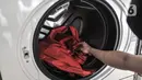 Pelanggan memasukkan pakaian ke dalam mesin cuci di Jaksa Clean Coin Laundry, Jalan Jaksa, Jakarta, Kamis (1/4/2021). Akibat pandemi Covid-19, jasa cuci pakaian mandiri atau self service mengalami sepi pelanggan mencapai 50 persen. (merdeka.com/Iqbal S Nugroho)