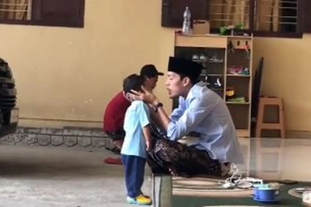 Putra Gus Iqdam Gus Novel di ST Pusat, Blitar (Foto: SS TikTok/Ayeyeeeeeee27/tdr)