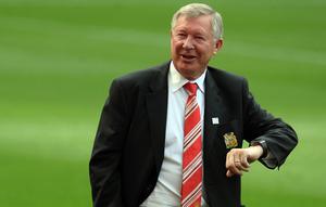 Mantan pelatih MU, Sir Alex Ferguson, bukanlah penyuka tren sepatu sepak bola warna-warni. Ferguson hanya membolehkan memakai sepatu berwarna hitam terutama untuk pemain-pemain muda. (AFP/Paul Ellis)