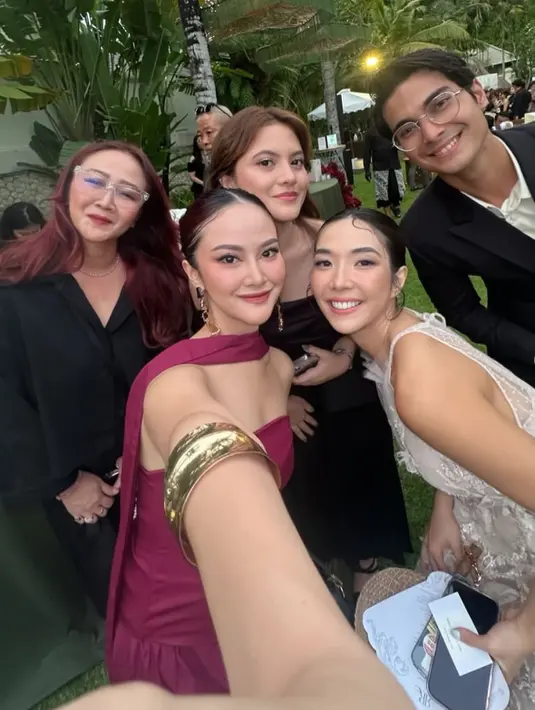 Gisel hadir mengenakan dress sleeveless warna broken white dengan aksen bunga 3D di bagian depan. [@gabriellalarasati]