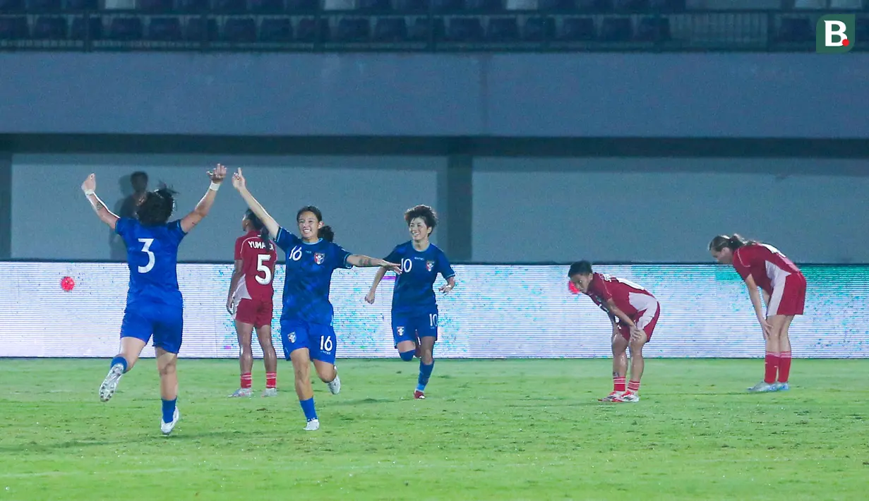 Sempat memberikan perlawanan, Timnas Indonesia Putri harus mengakui keperkasaan Chinese Taipei Putri 1-2 dalam partai terakhir Grup D Kualifikasi Piala Asia Putri 2026 di Indomilk Arena, Tangerang, pada Sabtu (5/7/2025). (Bola.com/M Iqbal Ichsan)