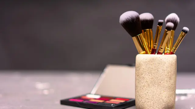 Kuas dan Spons Makeup Kotor? Begini Cara Membersihkannya agar Tetap Awet dan Higienis! (Foto: Pexels/Oleskandar P)