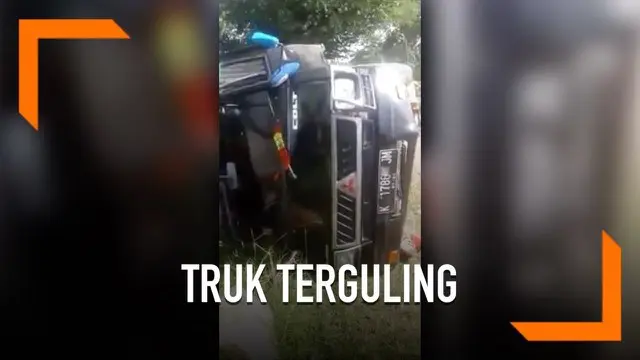 Sebuah truk bermuatan ikan terguling di Rembang, Jawa Tengah. Bukannya coba membantu sopir yang mengalami kecelakaan, warga di sekitar malah menjarah isi muatan truk.