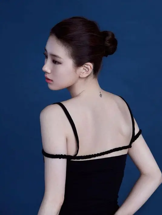 Suzy  memiliki tato kecil di jari manis dan punggungnya. Ini dinilai cocok dengan karakternya yang lembut dan feminin. (Foto: Instagram/SKUUKZKY via Koreaboo)