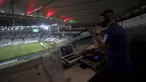 DJ Franklin Scheleger (29) memainkan suara dan lagu menyerupai gemuruh suporter selama pertandingan antara Fluminense dan Atletico Goianiense dalam babak lanjutan Kejuaraan Brasil di Stadion Maracana, Rio de Janeiro, Brasil, pada 2 September 2020. (AFP/Mauro Pimentel)