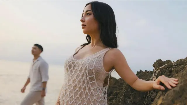 6 Gaya Bumil Nikita Willy yang Tetap Stunning saat Pamer Baby Bump Pakai Outfit Kasual