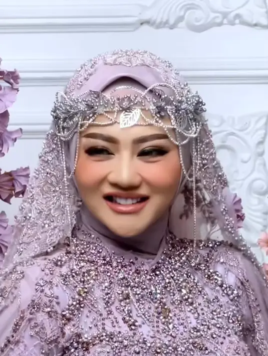 Lewat unggahan Instagram terbarunya, Jenita Janet mengaku sesi pemotretannya kali ini punya tantangan baru. Ia harus beradaptasi dan terus berkarya dengan penampilan barunya yang kini berhijab. (Liputan6.com/IG/@jenitajanet).