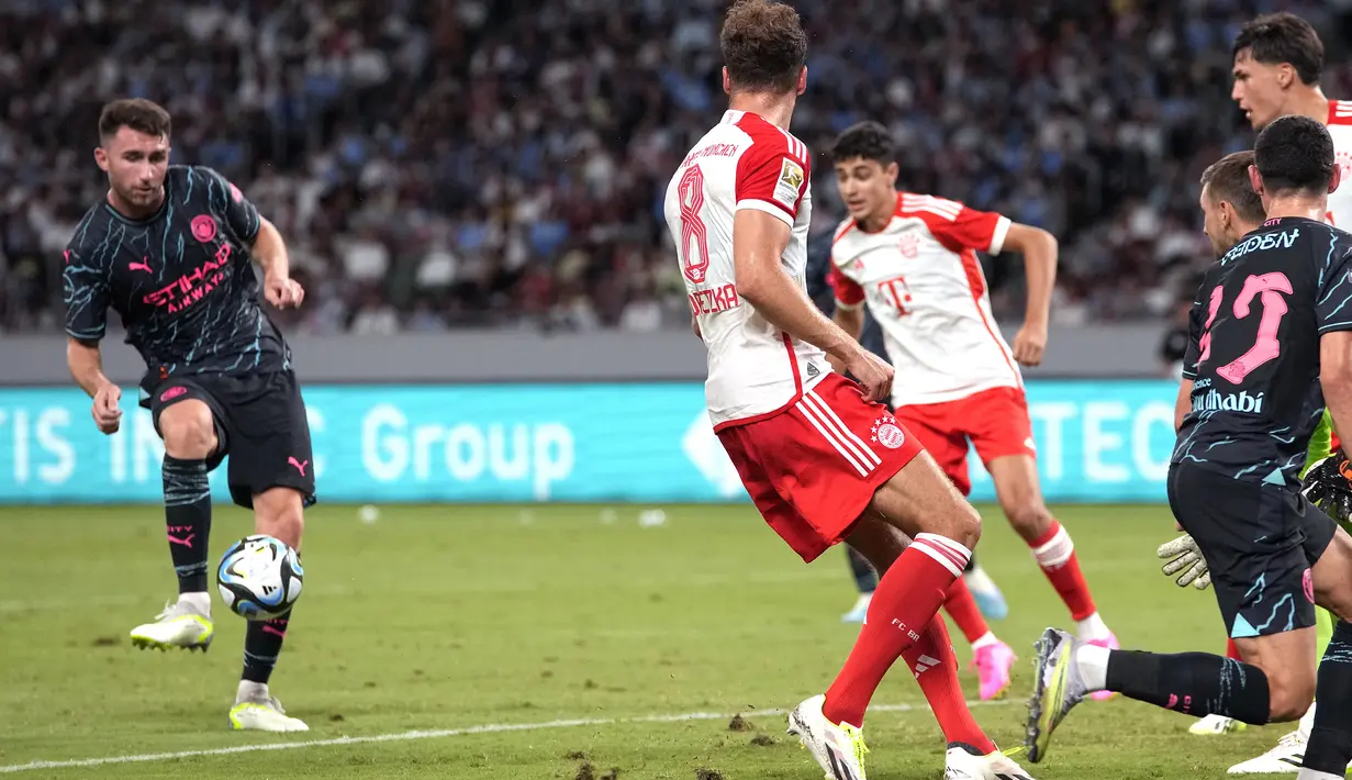 Bek Manchester City, Aymeric Laporte (kiri) melepaskan tendangan yang menghasilkan gol kedua timnya ke gawang Bayern Munchen pada laga pramusim 2023/2024 bertajuk Audi Football Summit di Stadion Nasional Tokyo, Jepang, Rabu (26/7/2023) malam WIB. (AP Photo/Shuji Kajiyama)