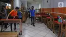 Pekerja bersiap menutup toko di  kawasan Margonda, Depok, Jawa Barat, Senin (31/8/2020). Pemkot Depok, Jawa Barat, mulai menerapkan aturan jam malam yang membatasi kegiatan masyarakat di luar rumah untuk menekan risiko penularan Covid-19. (Liputan6.com/Herman Zakharia)