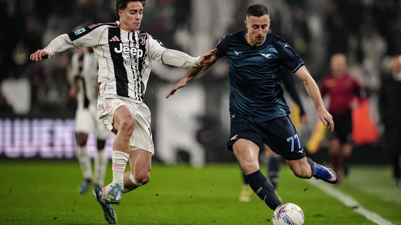 Pemain Juventus Kenan Yildiz (kiri) berduel dengan pemain Lazio Adam Marusic