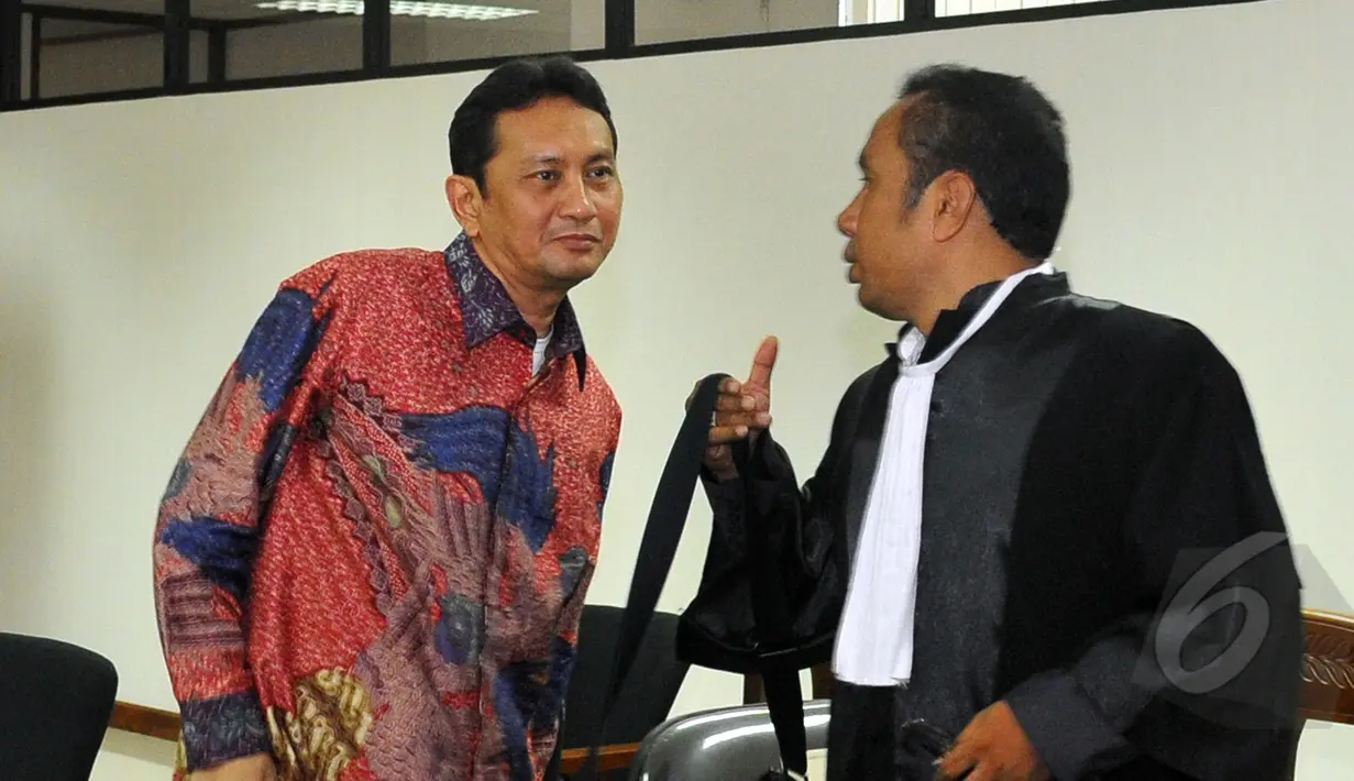 Terdakwa kasus korupsi pengadaan Transjakarta, Udar Pristono ditegur Ketua Majelis Hakim Pengadilan Tipikor, Jakarta, Senin (20/4/2015).  Hakim marah karena Udar dan kuasa hukumnya tidak menyiapkan hard copy nota keberatan. (Liputan6.com/Yoppy Renato)