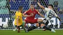 Australia berpeluang menyamakan skor pada menit ke-80. Bola tembakan Aziz Behich dari dalam kotak penalti masih mampu diblok pemain belakang Argentina. (AP/Lee Jin-man)