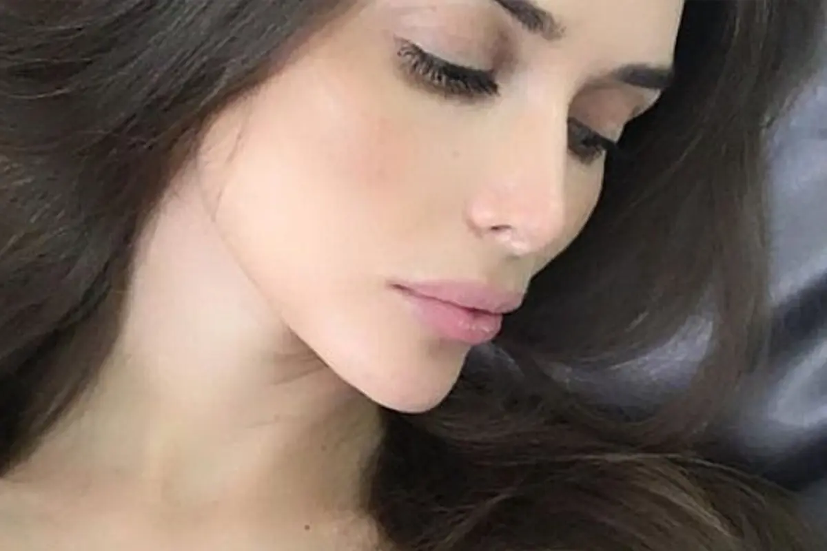 [Bintang] Salah Pasang Implan, Payudara Selebgram Cantik Ini Malah Jadi Kotak