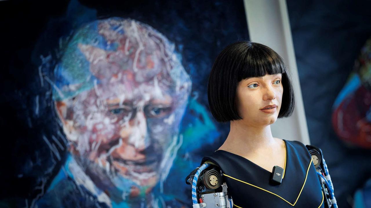Sosok Robot AI Canggih Jago Melukis Jadi Sorotan di KTT Global AI For Good
