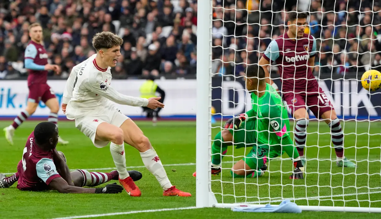 Kekalahan ini membuat Manchester United terpuruk di posisi delapan klasemen Liga Inggris. Mereka baru mendapatkan 28 poin dari 18 laga. West Ham United naik ke posisi enam dengan koleksi 30 angka. (AP Photo/Kirsty Wigglesworth)