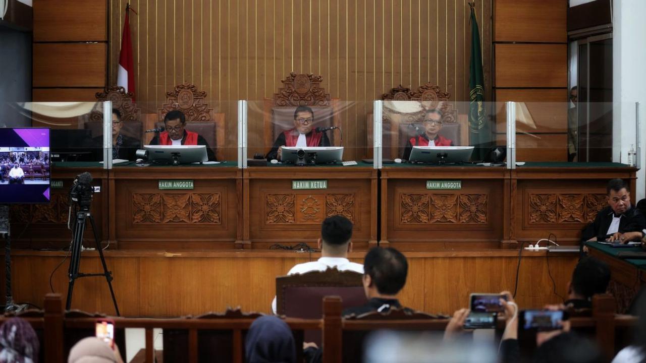 "Menjatuhkan pidana penjara selama 5 tahun,"<br>