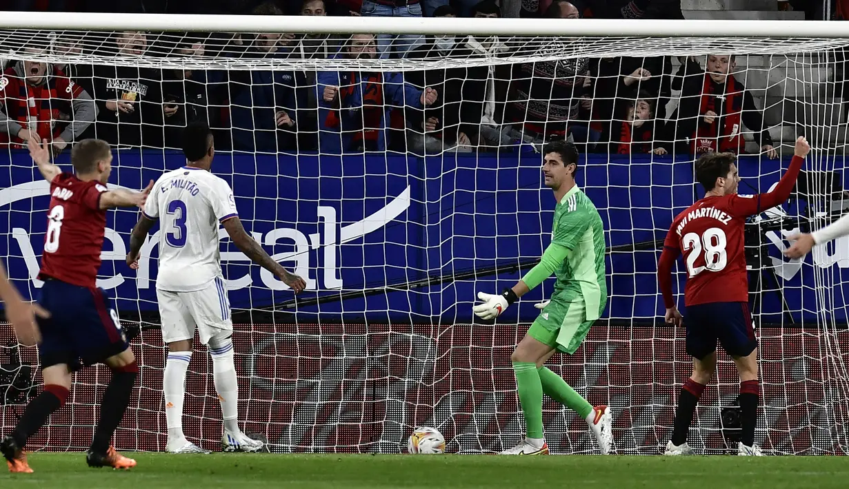 Osasuna langsung menyamakan skor 1-1 semenit kemudian melalui Ante Budimir usai menerima umpan Chimy Avila. (AP/Alvaro Barrientos)