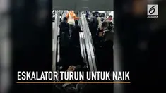 Penumpang KRL nekat menggunakan eskalator yang berjalan turun untuk naik.