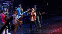 Bruno Mars penyanyi asal Amerika yang memiliki nama asli Peter Gene Hernandez ini sukses menghibur para penggemarnya di MEIS, Ancol, Jakarta Utara, Senin (24/3) (Liputan6.com/Andrian M Tunay).