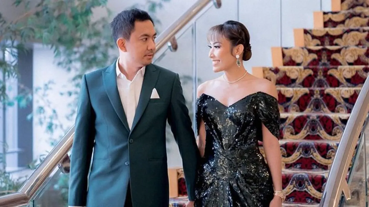 7 Potret Mesra Ayu Dewi dan Regi Datau, Selalu Tampil Harmonis
