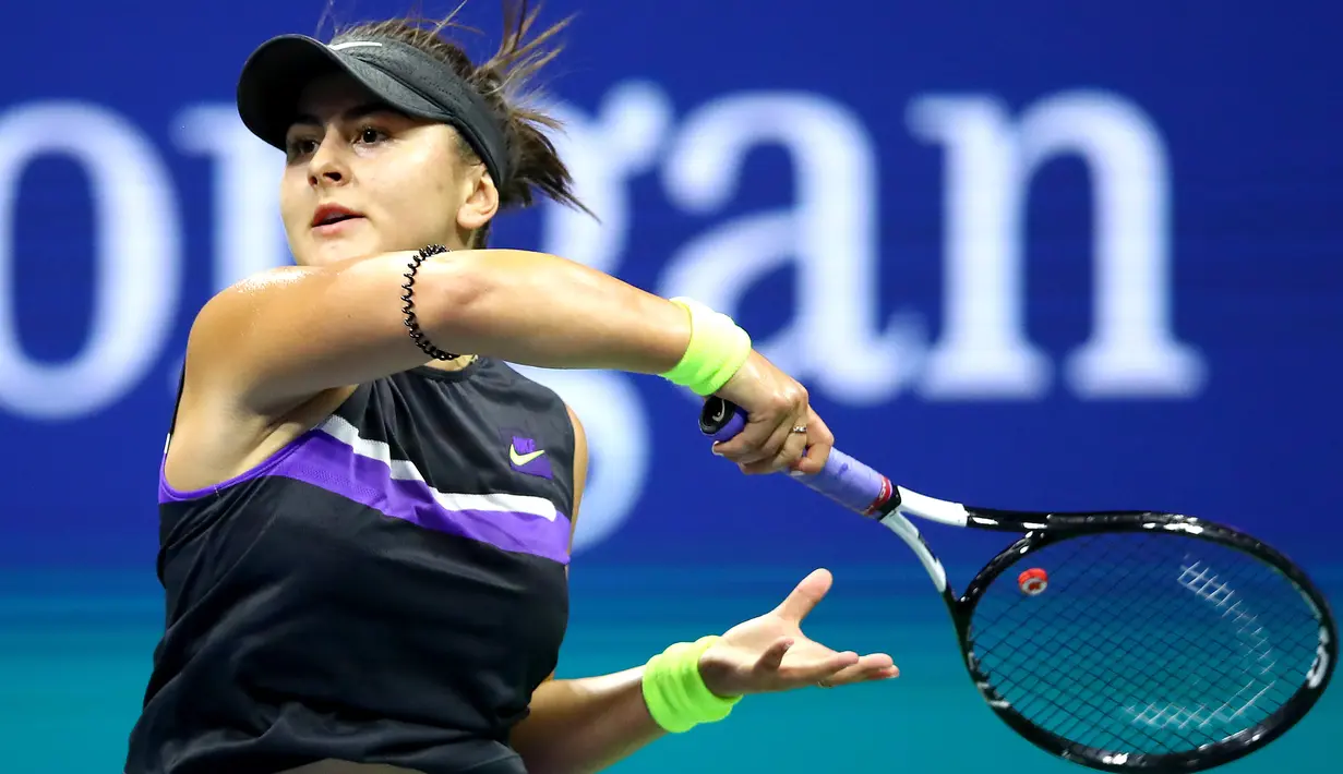 Petenis Kanada, Bianca Andreescu melakukan servis ke arah petenis Swiss, Belinda Bencic pada babak semifinal AS Terbuka di Arthur Ashe Stadium, Kamis (6/9/2019). Petenis berusia 19 tahun itu mengamankan tiket ke final usai menang dengan skor 7-6 (7-3) dan 7-5. (Clive Brunskill/Getty Images/AFP)