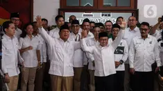 Ketua Umum (Ketum) Partai Gerindra Prabowo Subianto dan Ketum PKB Muhaimin Iskandar atau Cak Imin berpegangan tangan saat peresmian Sekretariat Bersama (Sekber) di Jalan Jl. Ki Mangunsarkoro No. 1, Menteng, Jakarta Pusat, Senin (23/1/2023). Peresmian Sekber ini tanda dua partai yang tengah berkoalisi serius untuk 2024 mendatang. (Liputan6.com/Johan Tallo)