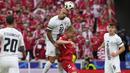 Bek Timnas Slovenia, Vanja Drkusic (atas) menyundul bola dari ancaman striker Timnas Denmark, Rasmus Hojlund pada laga Grup C Euro 2024 di MHPArena, Stuttgart, Jerman, Minggu (16/6/2024). (AP Photo/Antonio Calanni)