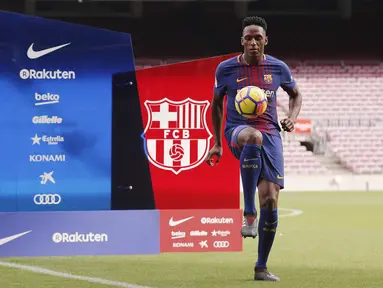 Bek anyar Barcelona, Yerry Mina menyundul bola saat perkenalannya dengan para fans Blaugrana di Stadion Camp Nou, Barcelona, Spanyol, Sabtu (13/1). Yerry Mina menjadi pemain Kolombia pertama yang merumput di Barcelona. (AFP PHOTO / Pau Barrena)