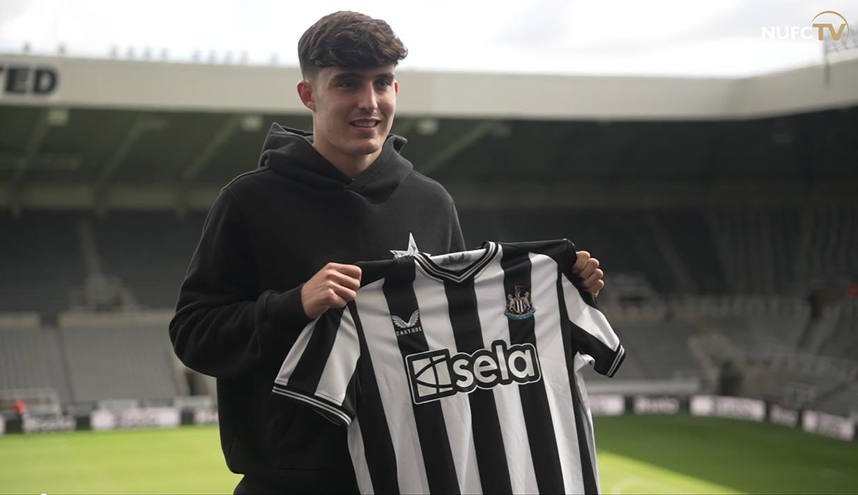 Tino Livramento menjadi bagian Southampton sejak awal musim 2021/2022 saat didatangkan dari Chelsea U-23 dengan nilai transfer 26,2 juta euro. Setelah dua musim, saat The Saints terdegradasi dari Premier League pada akhir musim 2022/2023, ia memilih hijrah ke sesama klub Premier League, Newcastle United sebagai salah satu wakil Inggris di Liga Champions musim 2023/2024 dengan mahar senilai 37,2 juta euro. (nufc.co.uk)