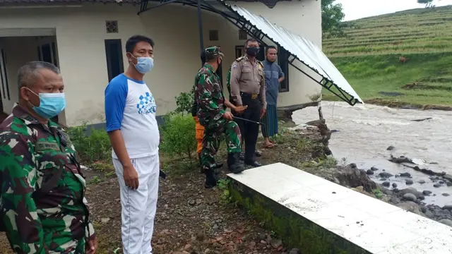 Dandim Jembrana saat memberikan bantuan kepada korban bandang