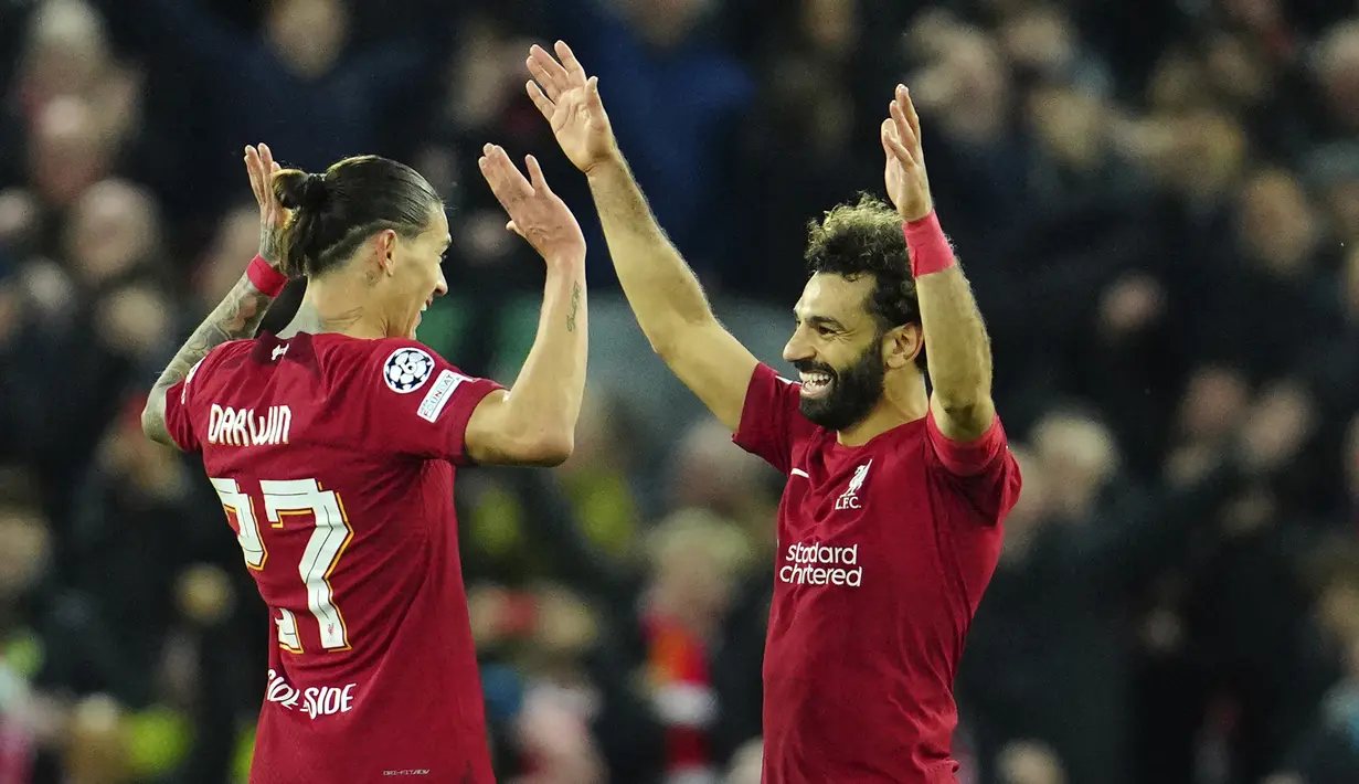 Mohamed Salah. Tampil dalam seluruh 6 laga Liverpool di fase Grup A Liga Champions 2022/2023, sayap kanan asal Mesir berusia 30 tahun ini sementara memimpin sendirian di puncak top skor dengan torehan 7 gol. Ia hanya gagal mencetak gol di matchday pertama kontra tuan rumah Napoli (7/9/2022) yang berujung kekalahan 1-4. Aksi terbaiknya tentu saja saat ia mencetak hattrick hanya dalam tempo 22 menit pada matchday ke-4 saat menang 7-1 atas tuan rumah Glasgow Rangers (12/10/2022). (AP/Jon Super)