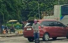 Tak Mau Mengemis, Aksi Pria Paruh Baya Beri Hiburan Atraksi Topi untuk Cari Nafkah Ini Viral