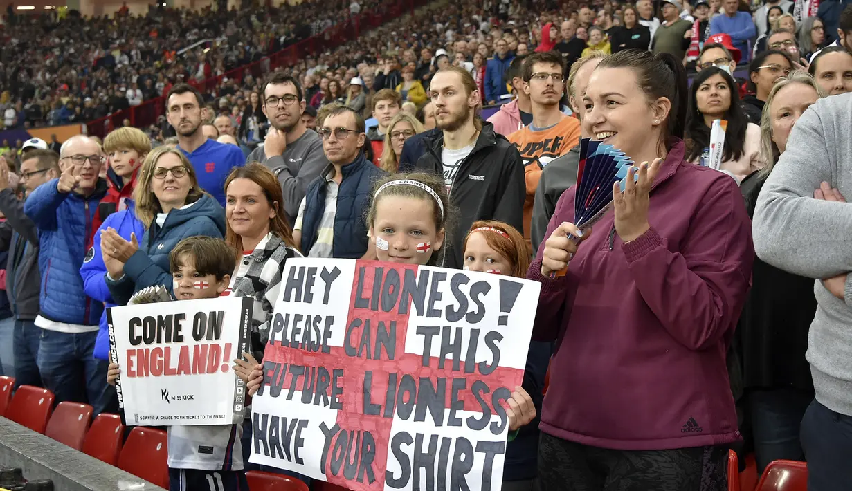Antusiasme masyarakat Inggris langsung terasa saat pembukaan turnamen yang digelar di Stadion Old Trafford, markas Manchester United, 6 Juli 2022 waktu setempat. (AP/Rui Vieira)
