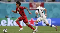 Pada 15 menit babak pertama, Belgia mengurung pertahanan Finlandia dan mendominasi penguasaan bola sebesar 60 persen. Peluang pertama didapatkan oleh Axel Witsel di menit ke-23, setelah percobaan tembakannya dari luar kotak pinalti jatuh dipelukan Lukaas Hradecky. (Foto: AP/Pool/Lars Baron)