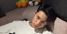 Mingyu dari Seventeen mengenakan tas Dior koleksi Vertical Hobo Bag. Ia memadukannya dengan kaos putih dipadukan celana hitam. [Dior]