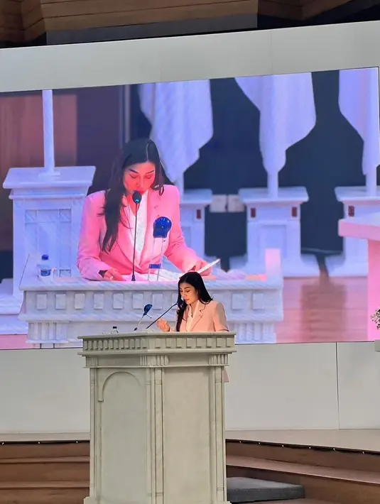 Dengan outfit formalnya, Nisya Ahmad berhasil menunjukkan bahwa fashion dan profesionalisme dapat berjalan beriringan, menjadikannya panutan yang menginspirasi.  [@nissyaa].