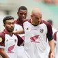 Selebrasi para pemain PSM Makassar setelah Wiljan Pluim (kanan) mencetak gol ke gawang Persikabo 1973 pada laga pekan ke-3 BRI Liga 1 2023/2024 di Stadion Pakansari, Cibinong, Bogor, Jumat (14/7/2023). (Bola.com/Abdul Aziz)