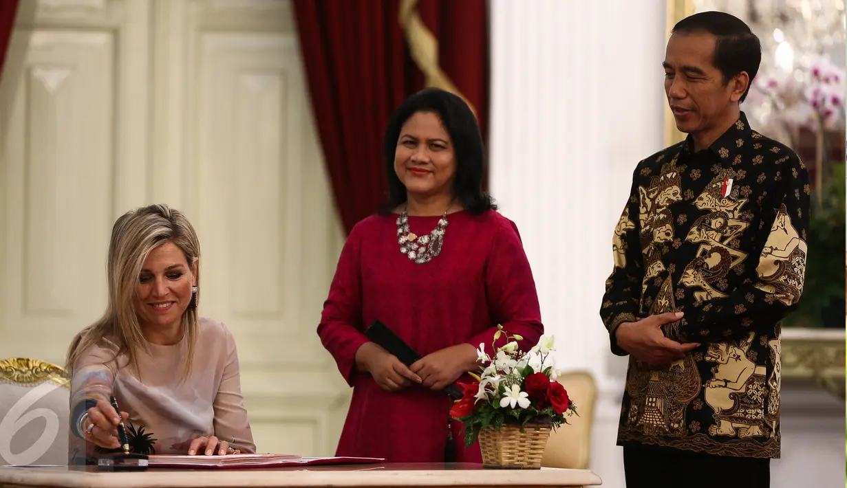 Presiden Jokowi (kanan) didampingi Ibu Negara Iriana Joko Widodo (tengah) menerima kunjungan Ratu Kerajaan Belanda Maxima (kiri) di Istana Merdeka, Jakarta, Kamis (1/9). (Liputan6.com/Faizal Fanani)