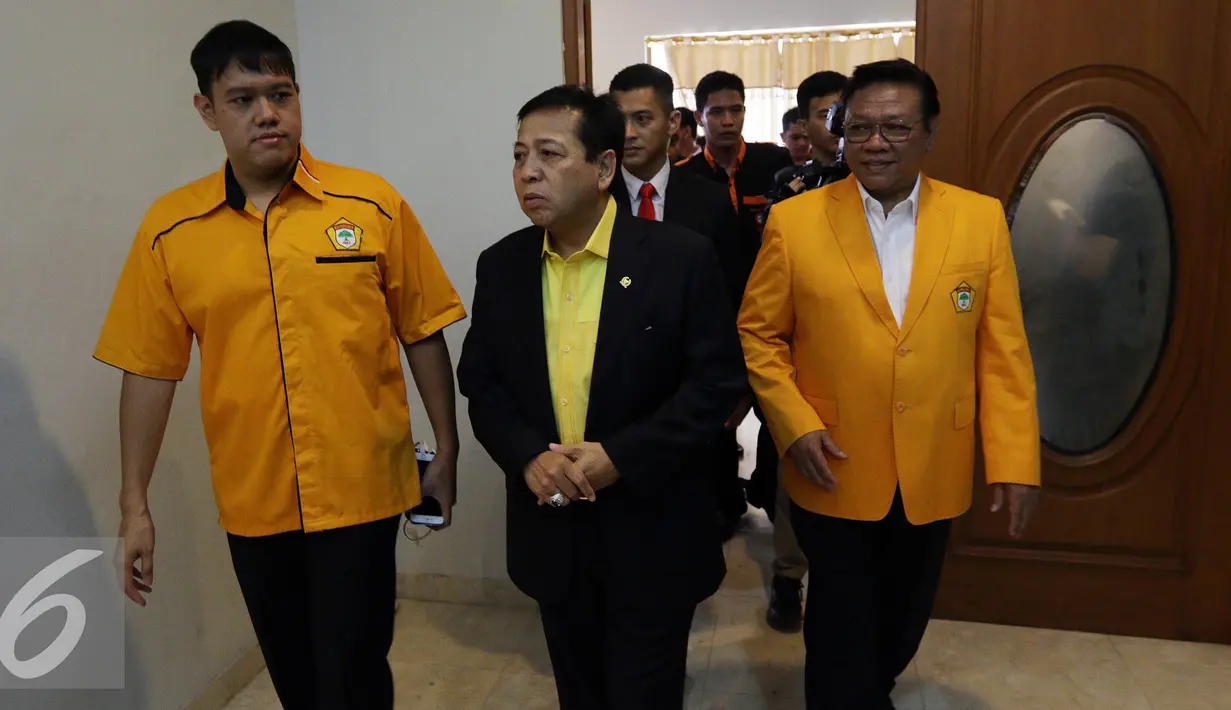 Setya Novanto (tengah) didampingi Agung Laksono (kanan) saat tiba di Kantor DPP Golkar, Jakarta, Kamis (19/1). Dualisme kepemimpinan Kesatuan Organisasi Serbaguna Gotong-Royong (Kosgoro) 1957 berakhir. (Liputan6.com/JohanTallo)