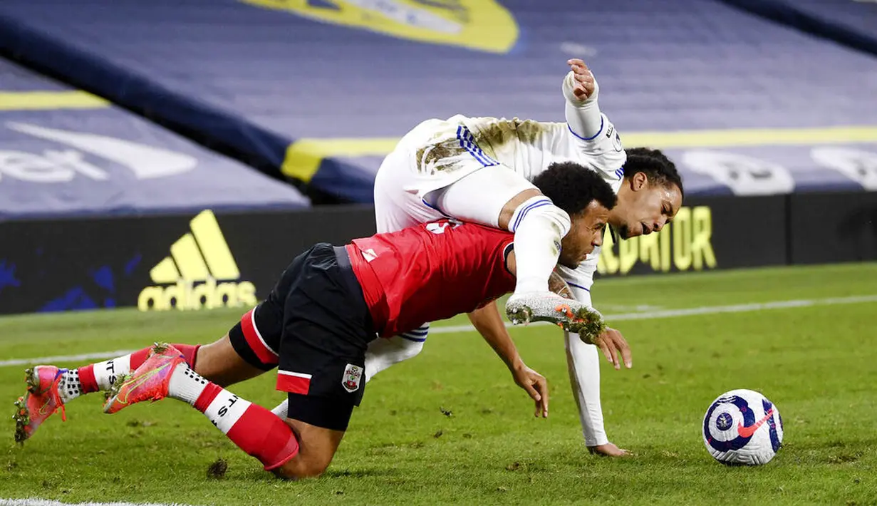 Pemain Southampton, Ryan Bertrand, berebut bola dengan pemain Leeds United, Helder Costa, pada laga Liga Inggris di Stadion Elland Road, Selasa (23/2/2021). Leeds United menang dengan skor 3-0. (Laurence Griffiths/Pool via AP)