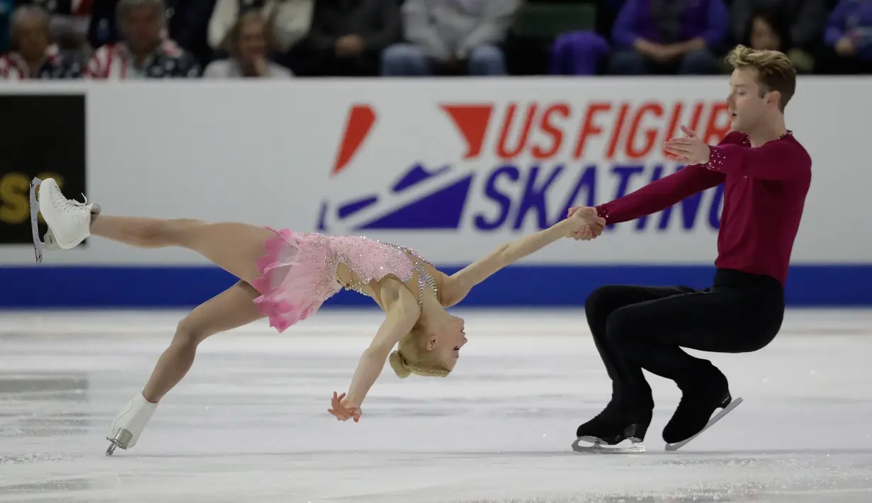 Pasangan atlet ice skating AS, Nica Digerness and Danny Neudecker menunjukkan gerakan saat bersaing dalam kategori Pairs Short Program pada ISU Grand Prix of Figure Skating Skate America di Everett, Washington, Jumat (19/10). (AP Photo/Ted S. Warren)