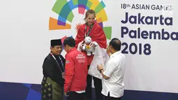 Presiden Joko Widodo bersama Ketua Umum Pengurus Besar Ikatan Pencak Silat Indonesia (IPSI) Prabowo Subianto usai mengalungkan medali kepada atlet di final pencak silat Asian Games 2018, Jakarta Jakarta, Rabu (29/8). (Merdeka.com/Imam Buhori)