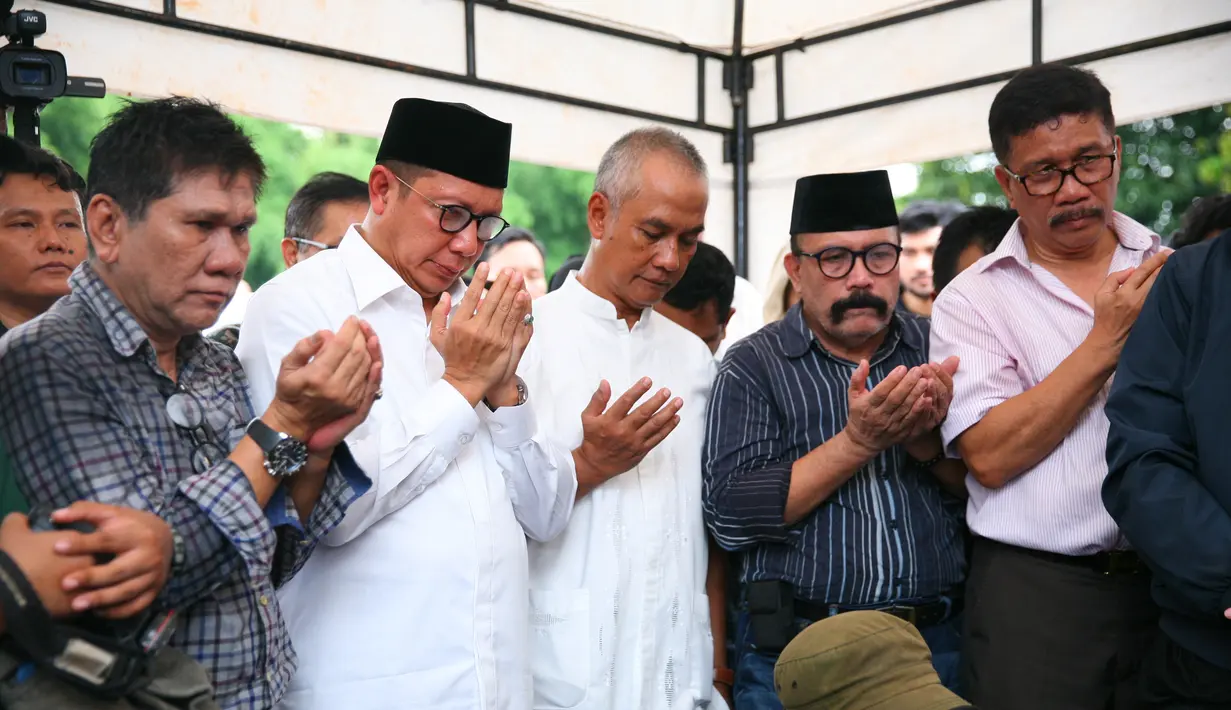 "Kita di sini untuk mengantar sahabat, orangtua dan juga guru kita, almarhum saudara Heroe Sys Wanto. Kita mengantarkan beliau kembali ke Sang Pencipta. Semoga beliau khusnul khotimah. Saya dan kita bersaksi kalau beliau orang baik," kata Lukman Hakim.