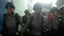 Petugas kepolisian melakukan penjagaan di kamar mayat rumah sakit di pinggiran kota Yangon, Myanmar, Minggu (29/1). Pria bernama Ko Ni itu ditembak di bagian kepala ketika baru saja kembali ke Myanmar setelah perjalanan dari Indonesia (AP Photo/Thein Zaw)