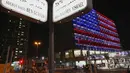 Suasana di dekat balai kota Tel Aviv yang dihiasi warna bendera AS untuk menghormati korban penembakan brutal di Las Vegas di Rabin Square, Tel Aviv (2/10). Menurut laporan, pelaku Stephen Paddock bunuh diri di lokasi kejadian. (AFP Photo/Jack Guez)