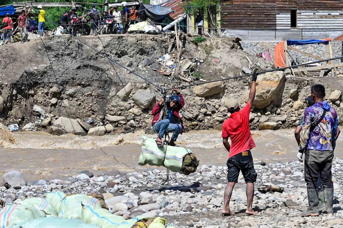 FOTO: Perjuangan Warga Ketol Menyeberangi Sungai  Berarus Deras dengan Tali